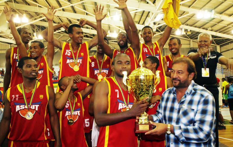 Joie des Malgaches d’Ascut après avoir reçu le trophée du main du Ministre mauricien de la Jeunesse et des Sports, M. Devanand Ritoo