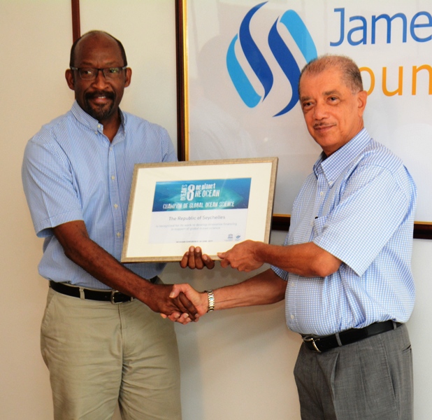 VP Meriton hands over the Unesco award on ocean to former President James Michel