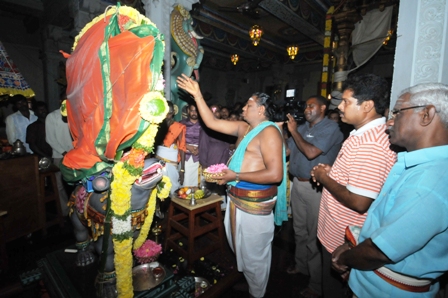 Hindu procession attracts large crowd