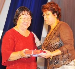 Minister Mondon rewards one of the retiring teachers