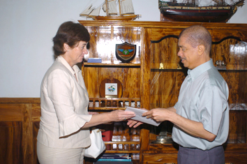 Mr Vladimirov and Mrs Corcuera presenting their credentials to President Michel