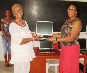 Ordre de Malte – Seychelles-Don d’ordinateurs portables aux écoles de Beau Vallon et de La Misère