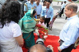 President Patil receives a bouquet of flowers from a pupil Ryan Marie
