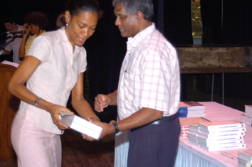 Le Secrétaire Principal de la Fonction publique M. Afif présente le diplôme du DELF2 à  Sabrina Ah Kong de 'Seychelles Nation'