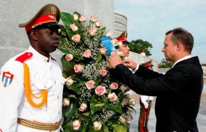 Minister Adam laying a wreath at the memorial of Jose Marti