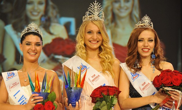 Miss Deaf World Karin Keuter flanked by 1st princess Maria Sakvarelashvili (left) and 2nd princess Mariana Laceviuková 