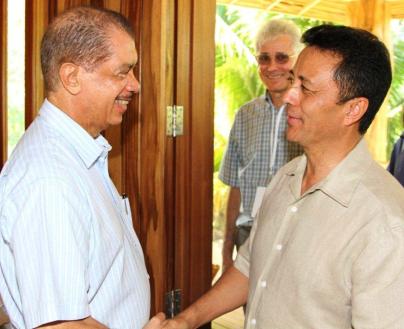 L’ex-Président malgache Marc Ravalomanana est salué à son arrivée par M. Michel