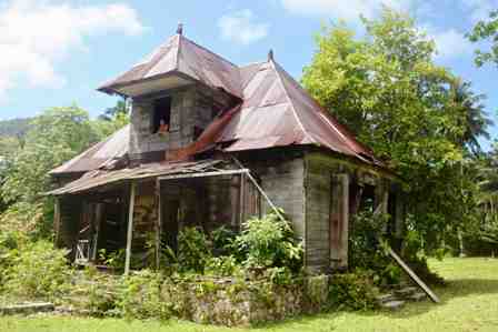 Example of a derelict house in the village (B. Thompson)