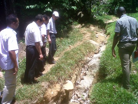 Minister inspects road projects at Anse Aux Pins