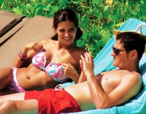 Football-Spanish keeper Casillas and girlfriend holiday here