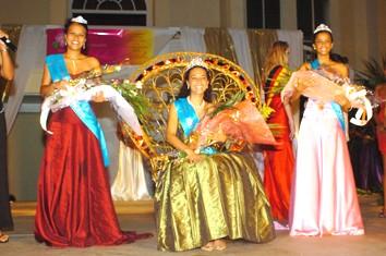 Miss Seychelles 2006 with her two princesses,Reinert (right) and Monthy 
