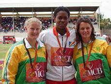 Lindy Leveau-Agricole (au centre) et les médaillées sud-africaines du javelot