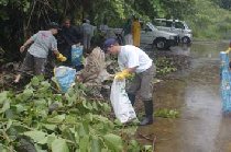 Minister Jumeau (photo on left) and High Commissioner McConville setting the pace during Friday's clean-up activities