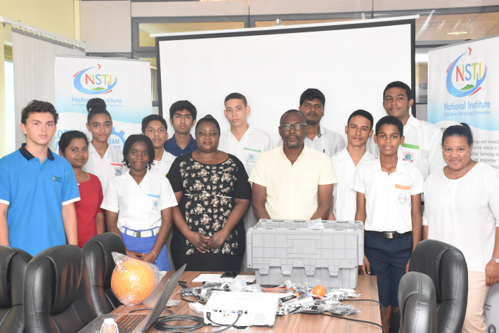 Nisti hands over robotic kit to Team Seychelles