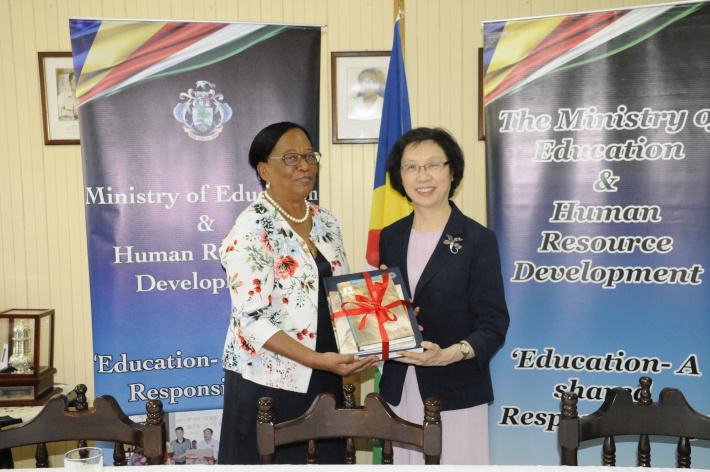 Ministry of Education receives donation of books from Shanghai