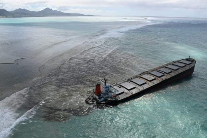 À Maurice - Le MV Wakashio échoue sur les récifs et des fuites d’huiles signalées