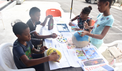 Children learn about impact of debris on Aldabra