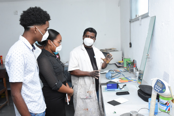 Global Enterprise Week ‒ Run a business for a day     Students learn how to manage a business