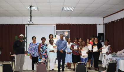 En group madanm ek zenn fiy i konplet zot formasyon dan en varyete kour ofer par Waso