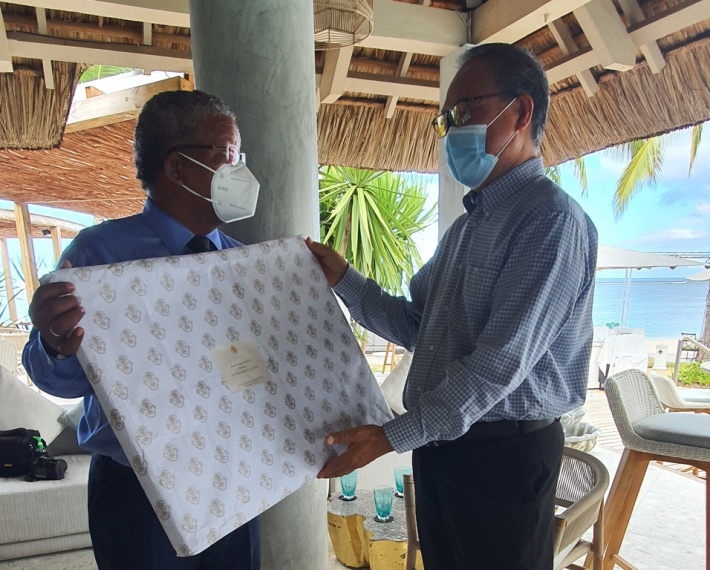 President Ramkalawan meets retired honorary consul general of Seychelles to Mauritius