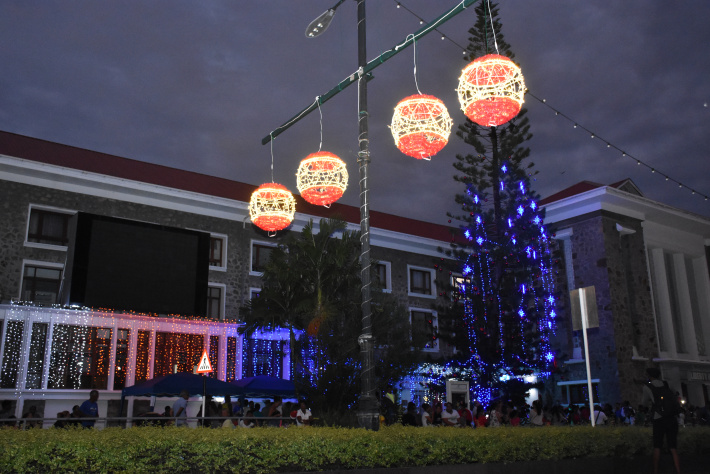 O’ Little town of Victoria dressed in Xmas glitter