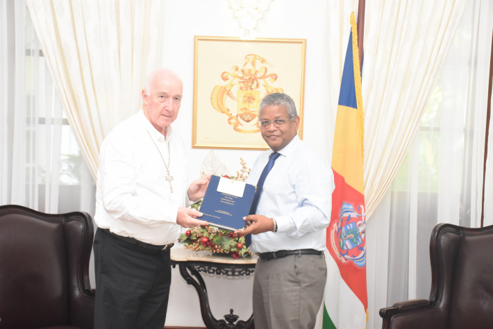 Visite de courtoisie du nouvel évêque Alain Harel au Président Ramkalawan