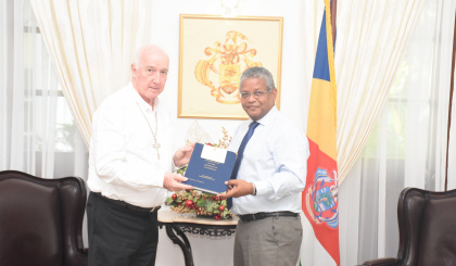 Visite de courtoisie du nouvel évêque Alain Harel au Président Ramkalawan