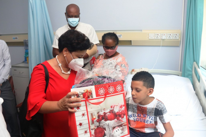 First Lady brings Christmas cheer to the hospitalised