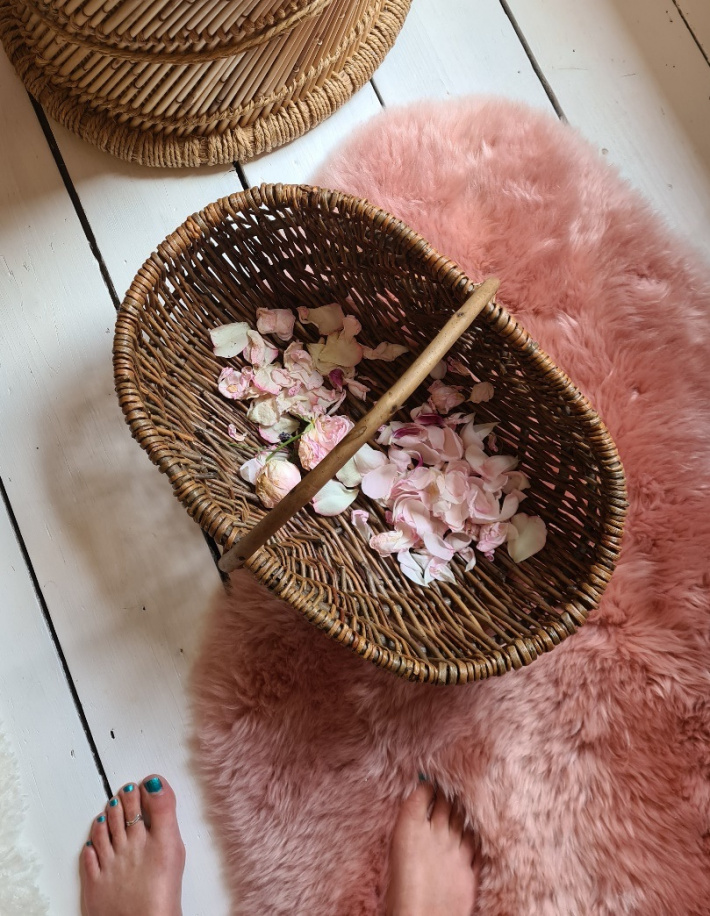 Turning the dusty image of dried flowers into creative beauties