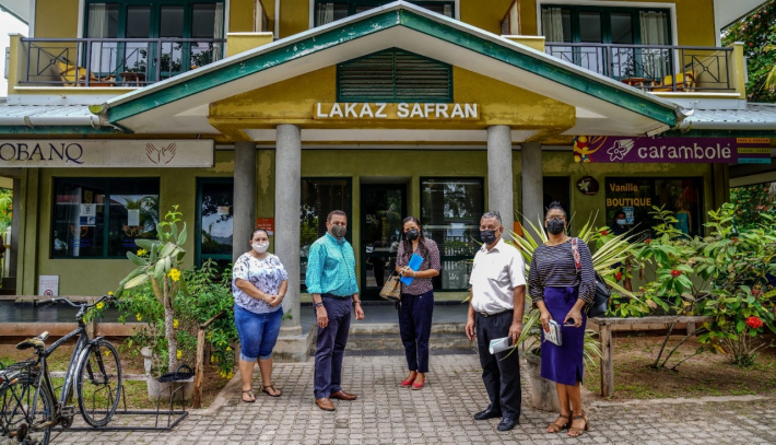 Minister for Tourism visits the small establishments of La Digue