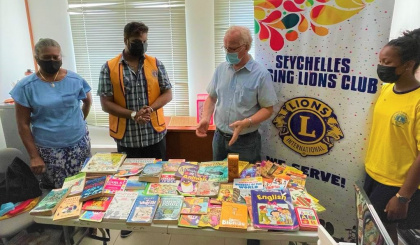 Seychelles Rising Lions Club donates books to Cancer Concern Association