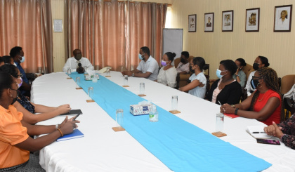 Minister Valentin meets returning graduates