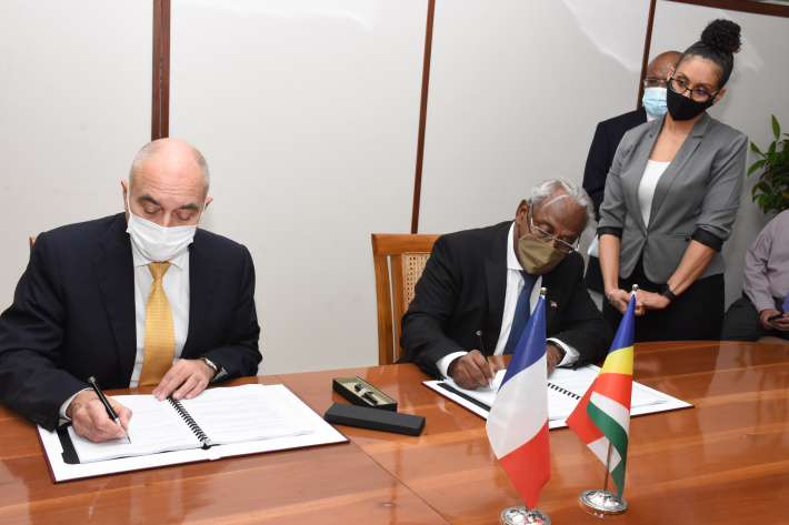 IN Groupe and Internal Affairs sign contract for e-passports