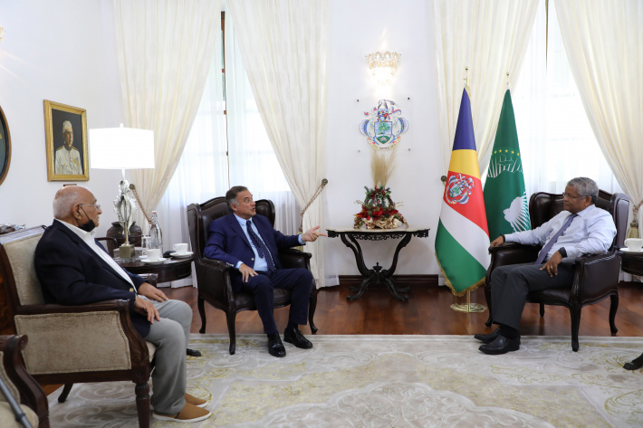 President Ramkalawan welcomes Seychelles’ honorary consul in Mauritius to State House