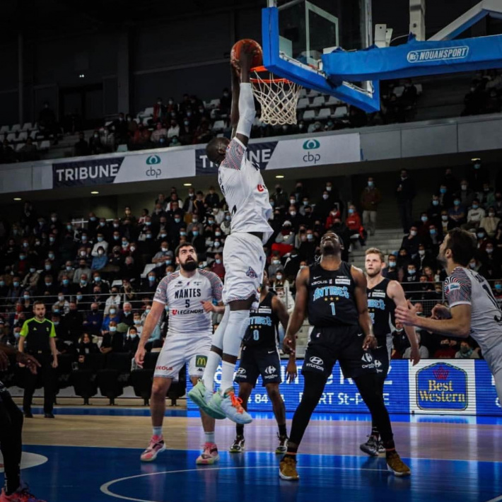Basket-ball: Pro B française     Sylla et l’équipe de Nantes sous la direction de Jean-Marc Dupraz    