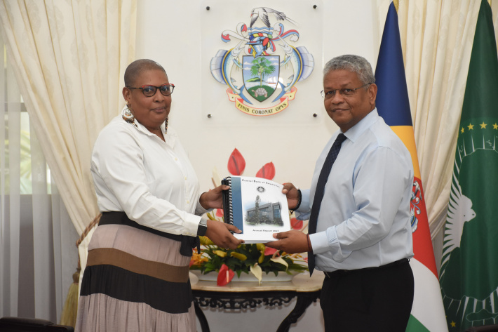 President Ramkalawan receives CBS annual report 2021