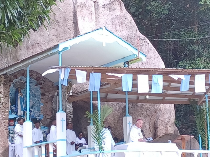 Large crowd converge on La Digue for Feast of the Assumption   