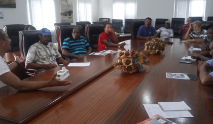 Artisanal fishers learn about new tracking device and mobile applications