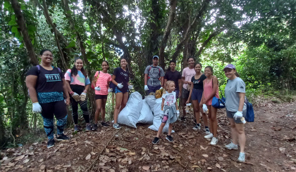 Clean-up along the Salazie trail