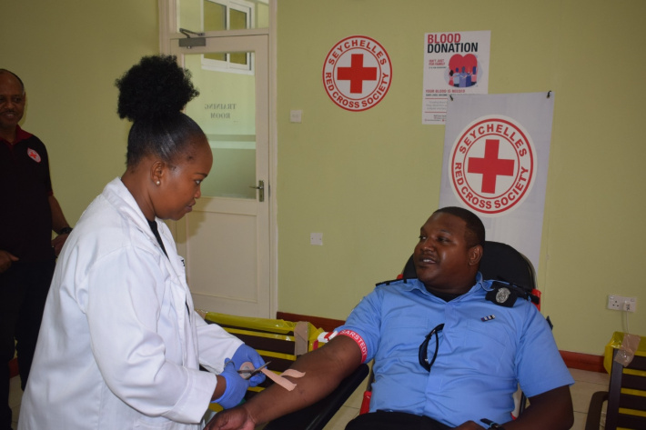 Police join Red Cross Seychelles’ blood donation database