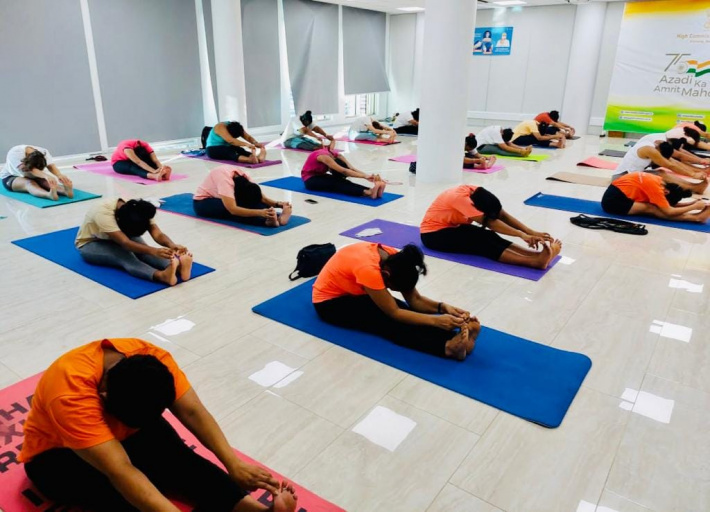 Yoga session attracts hundreds of enthusiasts