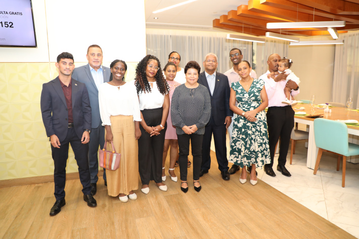 President Ramkalawan meets Seychellois students in Cuba