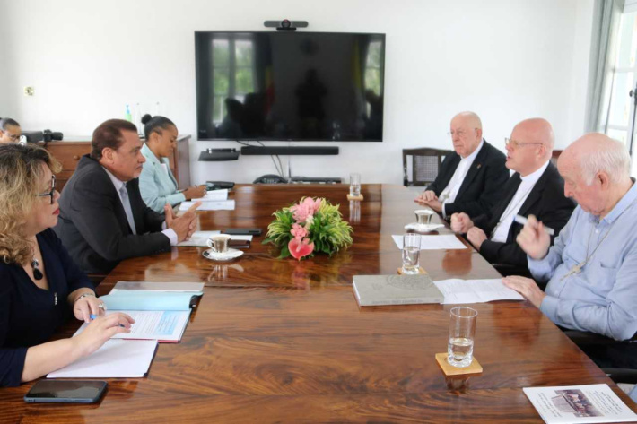 Visite de courtoisie de S.E Mgr Grysa chez le Ministre Radegonde