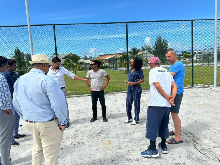 Refurbishment of tennis courts at Roche Caïman