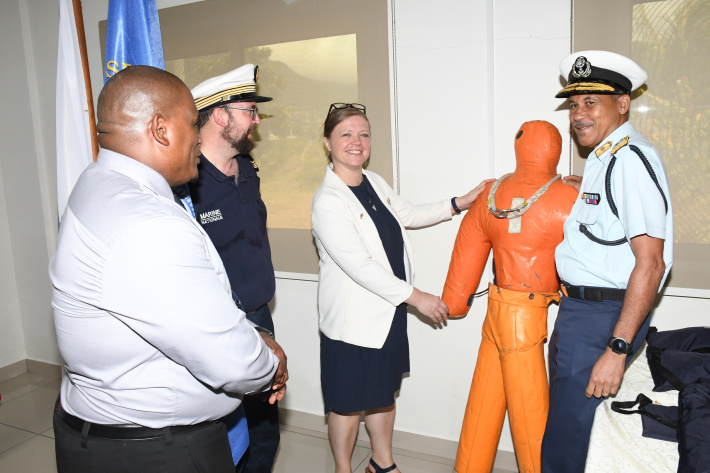 Remise d’équipements aux Forces défense des Seychelles par l’ambassade de France