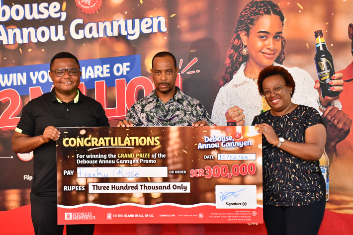 Frankie Rose collects his R300,000 win in ‘Debouse Annou Gannyen’
