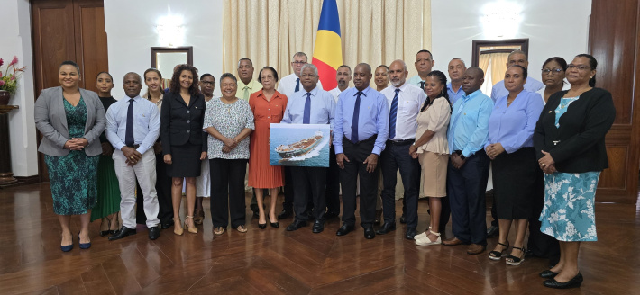 Head of State meets with 20 long-serving staff from Seypec