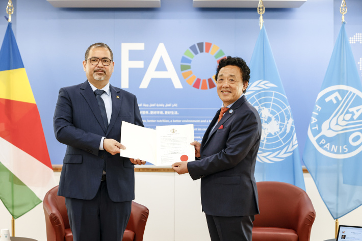 Ambassador Georges Tirant presents letter of credence to FAO Director General Qu Dongyu