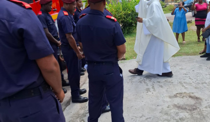 En lafet travayer spesyal pour bann zofisye tenny dife lo Praslin