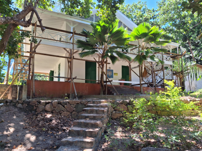 Doctor’s House lo zil Curieuse i anba renovasyon